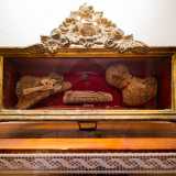 Risalente al 1709 fu sede dei battesimi delle antiche famiglie proprietarie e custodisce in una teca di vetro tre reliquie appartenenti a Santa Speciosa di Pavia, a San Mansueto da Milano e a San Giustino, filosofo e padre della Chiesa